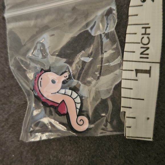 Cute Seahorse Enamel Pin - Picture 2 of 3